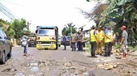 Bupati Simalungun meninjau salah satu ruas jalan di wilayah kabupaten Simalungun.