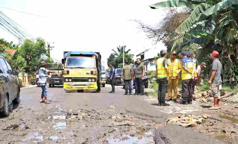 Bupati Simalungun meninjau salah satu ruas jalan di wilayah kabupaten Simalungun.