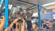 Wali Kota Pematangsiantar, Wesly Silalahi, S.H., M.Kn., saat menunjukkan Barang Bukti Narkoba yang hendak di Musnahkan. Selasa, 9 Juni 2026.