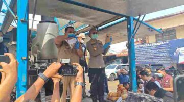 Wali Kota Pematangsiantar, Wesly Silalahi, S.H., M.Kn., saat menunjukkan Barang Bukti Narkoba yang hendak di Musnahkan. Selasa, 9 Juni 2026.