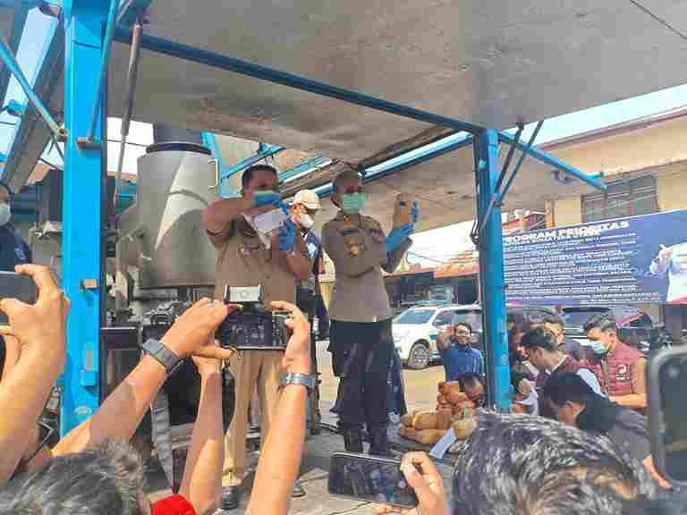 Wali Kota Pematangsiantar, Wesly Silalahi, S.H., M.Kn., saat menunjukkan Barang Bukti Narkoba yang hendak di Musnahkan. Selasa, 9 Juni 2026.