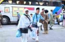 Jemaah Haji yang baru turun dari Bus dan berjalan kaki menuju Gedung Tahfiz Masjid Ahmad Bakrie Kisaran, Kelurahan Mekar Baru, Kecamatan Kota Kisaran Barat, Selasa, 9 Juni 2026.