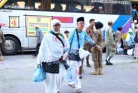 Jemaah Haji yang baru turun dari Bus dan berjalan kaki menuju Gedung Tahfiz Masjid Ahmad Bakrie Kisaran, Kelurahan Mekar Baru, Kecamatan Kota Kisaran Barat, Selasa, 9 Juni 2026.