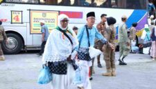 Jemaah Haji yang baru turun dari Bus dan berjalan kaki menuju Gedung Tahfiz Masjid Ahmad Bakrie Kisaran, Kelurahan Mekar Baru, Kecamatan Kota Kisaran Barat, Selasa, 9 Juni 2026.
