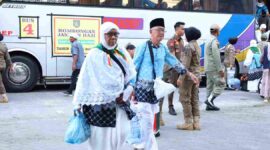 Jemaah Haji yang baru turun dari Bus dan berjalan kaki menuju Gedung Tahfiz Masjid Ahmad Bakrie Kisaran, Kelurahan Mekar Baru, Kecamatan Kota Kisaran Barat, Selasa, 9 Juni 2026.