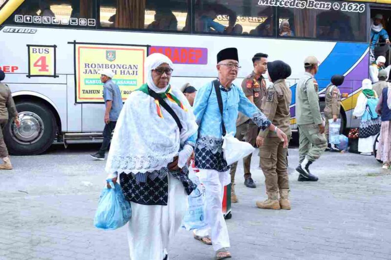 Jemaah Haji yang baru turun dari Bus dan berjalan kaki menuju Gedung Tahfiz Masjid Ahmad Bakrie Kisaran, Kelurahan Mekar Baru, Kecamatan Kota Kisaran Barat, Selasa, 9 Juni 2026.