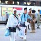 Jemaah Haji yang baru turun dari Bus dan berjalan kaki menuju Gedung Tahfiz Masjid Ahmad Bakrie Kisaran, Kelurahan Mekar Baru, Kecamatan Kota Kisaran Barat, Selasa, 9 Juni 2026.