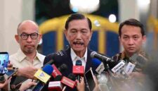 Ketua Dewan Ekonomi Nasional (DEN) Luhut Binsar Pandjaitan beserta jajaran di Istana Merdeka, Jakarta, pada Selasa, 9 Juni 2026.