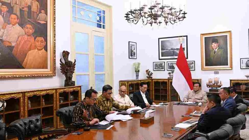 Presiden Prabowo Subianto menerima Ketua Dewan Ekonomi Nasional (DEN) Luhut Binsar Pandjaitan beserta jajaran di Istana Merdeka, Jakarta, pada Selasa, 9 Juni 2026.