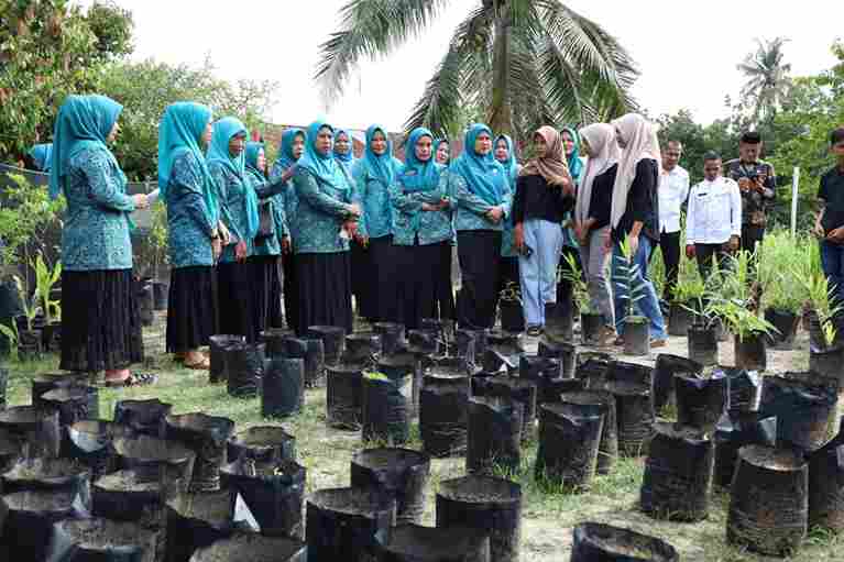 Ketua TP PKK Asahan meninjau program Pokja I di Desa Tanjung Asri.