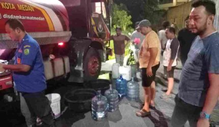5 armada Damkarmat dan 24 personel untuk menyalurkan air bersih kepada warga terdampak krisis air.