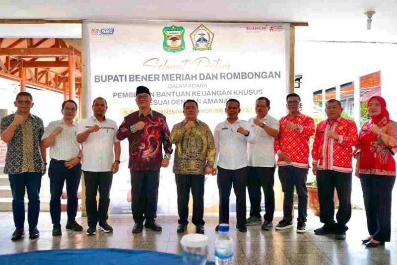 Foto bersama Wali Kota Pematangsiantar dan rombongan Bupati Bener Meriah Ir. H. Tagore Abu Bakar.