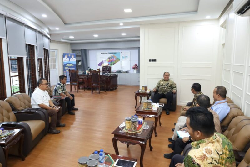 Bupati Asahan Taufik Zainal Abidin, S.Sos., M.Si., saat menerima audiensi Badan Pusat Statistik (BPS) Kabupaten Asahan di ruang kerjanya, Jumat (12/6/2026). 