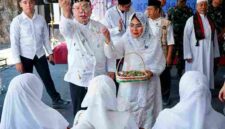 Wali Kota Pematangsiantar Wesly Silalahi menggelar tepung tawar jemaah haji 2026. Foto : Ist.