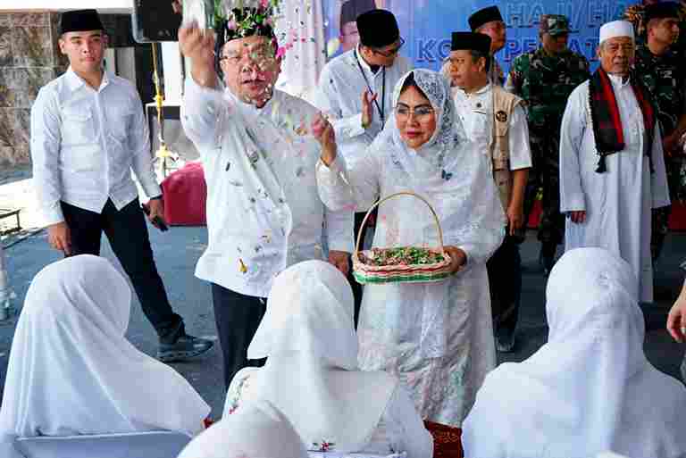 Wali Kota Pematangsiantar Wesly Silalahi menggelar tepung tawar jemaah haji 2026. Foto : Ist.