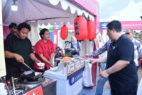 Bupati Vandiko Gultom meninjau UMKM Trail of The Kings 2026 di Samosir.