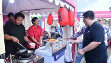 Bupati Vandiko Gultom meninjau UMKM Trail of The Kings 2026 di Samosir.