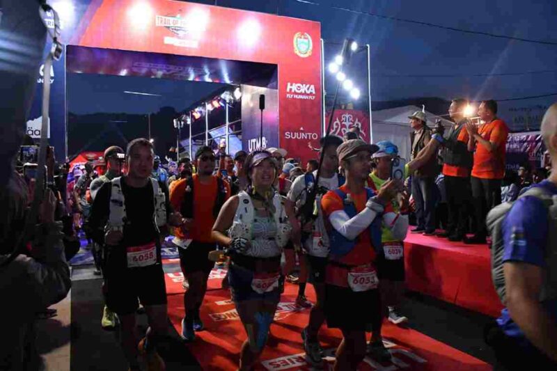 Ratusan pelari nasional dan mancanegara resmi memulai kategori 60K dan 28K Trail of The Kings by UTMB 2026 di jalur ekstrem Geopark Kaldera Toba.
