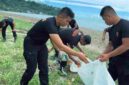 Personel Brimob Polda Sumut menggelar Gerakan Indonesia Asri dengan membersihkan Pantai Laharuga di Gunungsitoli Selatan.