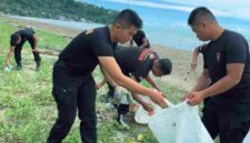 Personel Brimob Polda Sumut menggelar Gerakan Indonesia Asri dengan membersihkan Pantai Laharuga di Gunungsitoli Selatan.