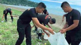 Personel Brimob Polda Sumut menggelar Gerakan Indonesia Asri dengan membersihkan Pantai Laharuga di Gunungsitoli Selatan.