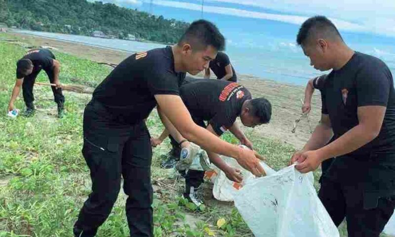 Personel Brimob Polda Sumut menggelar Gerakan Indonesia Asri dengan membersihkan Pantai Laharuga di Gunungsitoli Selatan.
