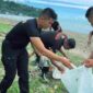Personel Brimob Polda Sumut menggelar Gerakan Indonesia Asri dengan membersihkan Pantai Laharuga di Gunungsitoli Selatan.