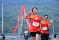 Salah seorang peserta ajang Trail of The Kings by UTMB 2026 di Waterfront City Pangururan, Kabupaten Samosir, Minggu (14/6/2026).