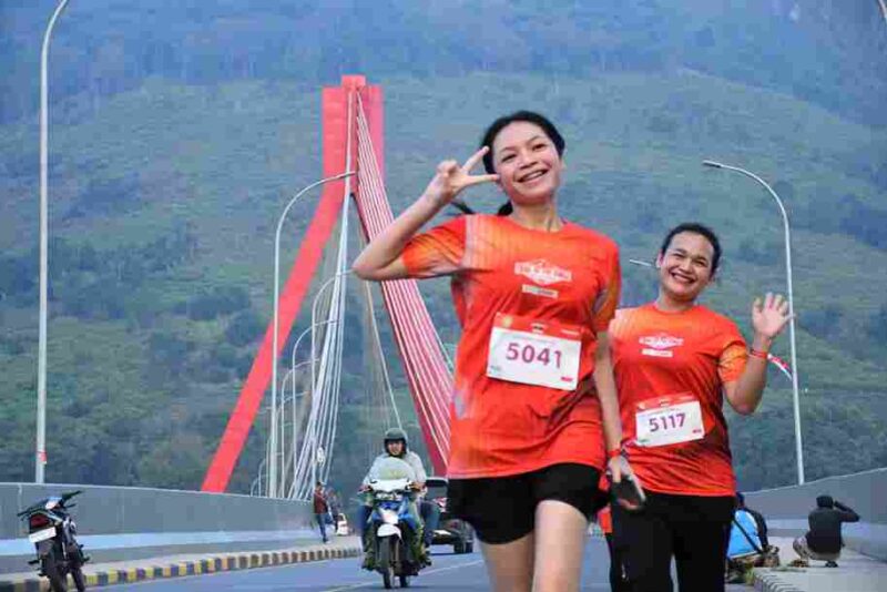 Salah seorang peserta ajang Trail of The Kings by UTMB 2026 di Waterfront City Pangururan, Kabupaten Samosir, Minggu (14/6/2026).