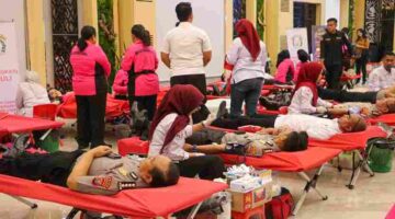 Polda Sumut menggelar bakti kesehatan donor darah dalam rangka HUT Bhayangkara ke-80.