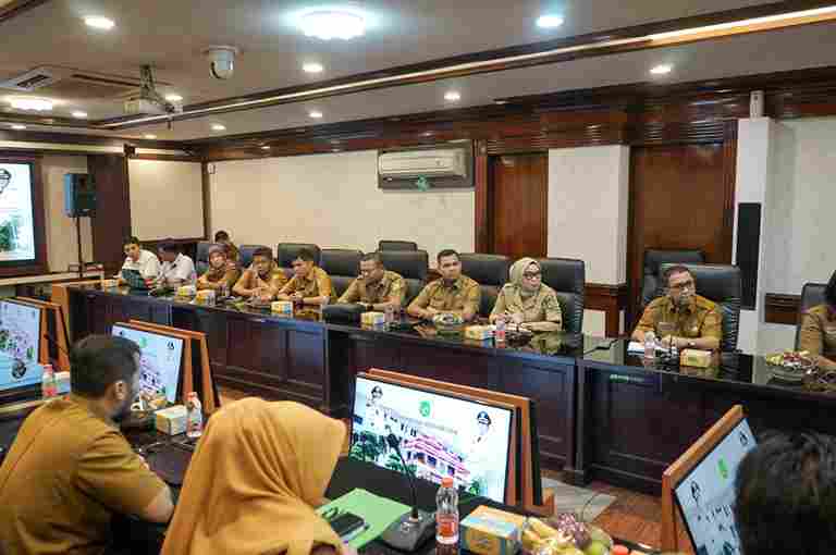 Rapat lanjutan persiapan pembangunan RSUD Dr. Pirngadi Medan yang digelar di Balai Kota Medan, Senin (15/6/2026).