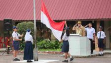 Wali Kota Pematangsiantar Wesly Silalahi, S.H., M.Kn., saat menjadi pembina upacara di UPTD SMP Negeri 1 Pematangsiantar, Jalan Merdeka, Kelurahan Pardomuan, Kecamatan Siantar Timur, Senin (15/6/2026).