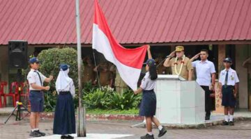 Wali Kota Pematangsiantar Wesly Silalahi, S.H., M.Kn., saat menjadi pembina upacara di UPTD SMP Negeri 1 Pematangsiantar, Jalan Merdeka, Kelurahan Pardomuan, Kecamatan Siantar Timur, Senin (15/6/2026).