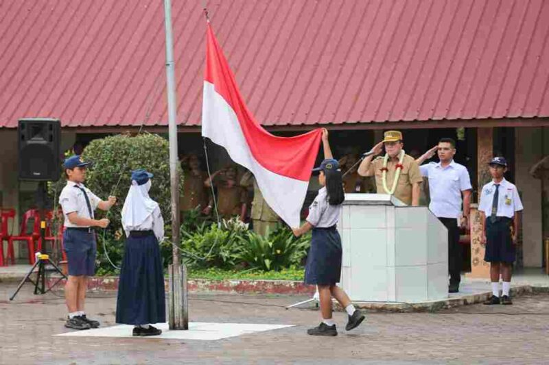 Wali Kota Pematangsiantar Wesly Silalahi, S.H., M.Kn., saat menjadi pembina upacara di UPTD SMP Negeri 1 Pematangsiantar, Jalan Merdeka, Kelurahan Pardomuan, Kecamatan Siantar Timur, Senin (15/6/2026).