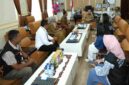 Wali Kota Pematangsiantar Wesly Silalahi, S.H., M.Kn., saat menerima petugas Badan Pusat Statistik (BPS) di ruang kerjanya, lantai 2 Balai Kota Pematangsiantar, Jalan Merdeka, Senin (15/6/2026).