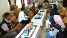 Wali Kota Pematangsiantar Wesly Silalahi, S.H., M.Kn., saat menerima petugas Badan Pusat Statistik (BPS) di ruang kerjanya, lantai 2 Balai Kota Pematangsiantar, Jalan Merdeka, Senin (15/6/2026).