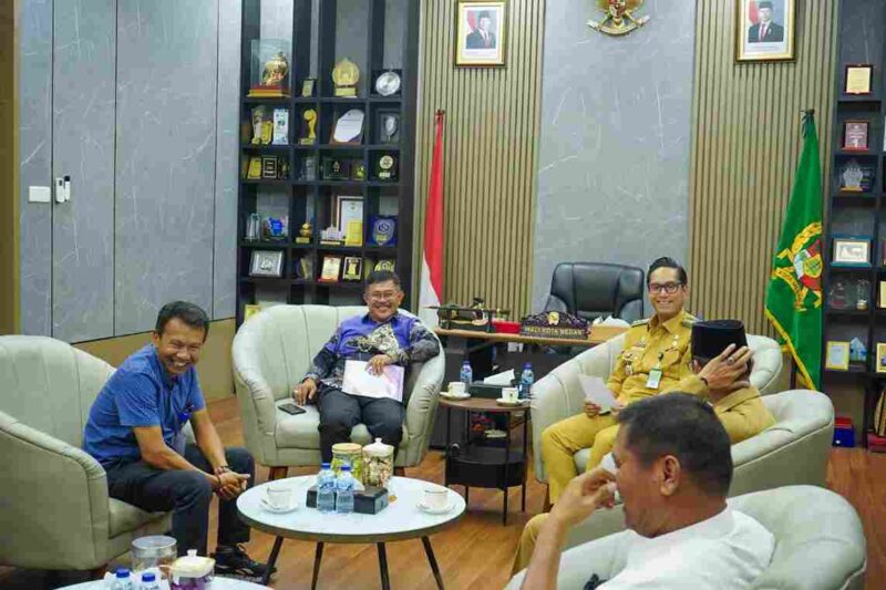Wali Kota Medan, Rico Tri Putra Bayu Waas, saat menerima audiensi pengurus gereja di Rumah Dinas Wali Kota Medan pada Senin (15/6/2026).