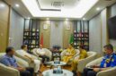 Wali Kota Medan, Rico Tri Putra Bayu Waas, saat menerima audiensi panitia dan kontingen Pesta Paduan Suara Gerejawi (Pesparawi) Sumatera Utara yang akan berlaga pada Pesparawi Nasional XIV Tahun 2026 di Manokwari, Papua Barat di Rumah Dinas Wali Kota Medan pada Senin (15/6/2026). 