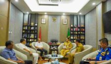 Wali Kota Medan, Rico Tri Putra Bayu Waas, saat menerima audiensi panitia dan kontingen Pesta Paduan Suara Gerejawi (Pesparawi) Sumatera Utara yang akan berlaga pada Pesparawi Nasional XIV Tahun 2026 di Manokwari, Papua Barat di Rumah Dinas Wali Kota Medan pada Senin (15/6/2026). 