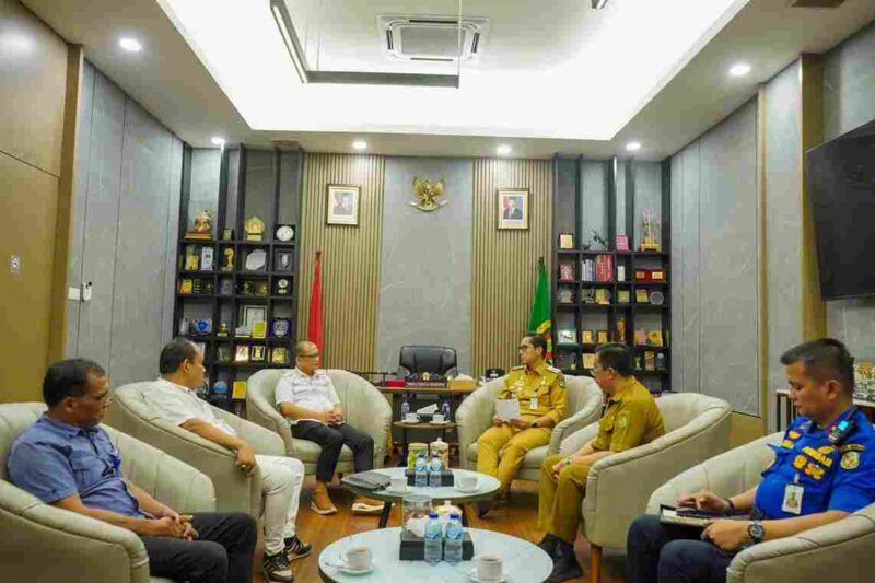 Wali Kota Medan, Rico Tri Putra Bayu Waas, saat menerima audiensi panitia dan kontingen Pesta Paduan Suara Gerejawi (Pesparawi) Sumatera Utara yang akan berlaga pada Pesparawi Nasional XIV Tahun 2026 di Manokwari, Papua Barat di Rumah Dinas Wali Kota Medan pada Senin (15/6/2026). 
