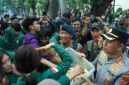 Suasana aksi unjuk rasa yang digelar mahasiswa dari Badan Eksekutif Mahasiswa Universitas Sumatera Utara (BEM USU) di depan Gedung DPRD Provinsi Sumatera Utara, Jalan Imam Bonjol, Kota Medan, pada Senin (15/6/2026).