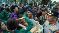 Suasana aksi unjuk rasa yang digelar mahasiswa dari Badan Eksekutif Mahasiswa Universitas Sumatera Utara (BEM USU) di depan Gedung DPRD Provinsi Sumatera Utara, Jalan Imam Bonjol, Kota Medan, pada Senin (15/6/2026).