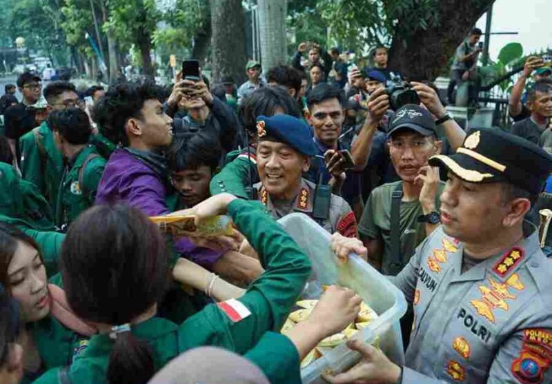Suasana aksi unjuk rasa yang digelar mahasiswa dari Badan Eksekutif Mahasiswa Universitas Sumatera Utara (BEM USU) di depan Gedung DPRD Provinsi Sumatera Utara, Jalan Imam Bonjol, Kota Medan, pada Senin (15/6/2026).