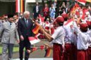 Ratusan pelajar menyambut kedatangan Presiden Republik Federal Jerman Frank-Walter Steinmeier dalam kunjungan kenegaraan ke Indonesia, pada Senin, 15 Juni 2026. Foto: BPMI Setpres