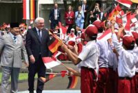 Ratusan pelajar menyambut kedatangan Presiden Republik Federal Jerman Frank-Walter Steinmeier dalam kunjungan kenegaraan ke Indonesia, pada Senin, 15 Juni 2026. Foto: BPMI Setpres
