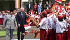 Ratusan pelajar menyambut kedatangan Presiden Republik Federal Jerman Frank-Walter Steinmeier dalam kunjungan kenegaraan ke Indonesia, pada Senin, 15 Juni 2026. Foto: BPMI Setpres
