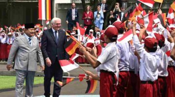 Ratusan pelajar menyambut kedatangan Presiden Republik Federal Jerman Frank-Walter Steinmeier dalam kunjungan kenegaraan ke Indonesia, pada Senin, 15 Juni 2026. Foto: BPMI Setpres
