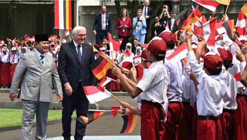 Ratusan pelajar menyambut kedatangan Presiden Republik Federal Jerman Frank-Walter Steinmeier dalam kunjungan kenegaraan ke Indonesia, pada Senin, 15 Juni 2026. Foto: BPMI Setpres