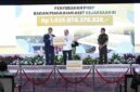 Kejaksaan RI menyerahkan Rp. 1,03 triliun hasil lelang aset sitaan dan penelusuran aset Edi Tansil kepada Kementerian Keuangan sebagai PNBP.