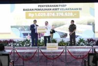 Kejaksaan RI menyerahkan Rp. 1,03 triliun hasil lelang aset sitaan dan penelusuran aset Edi Tansil kepada Kementerian Keuangan sebagai PNBP.